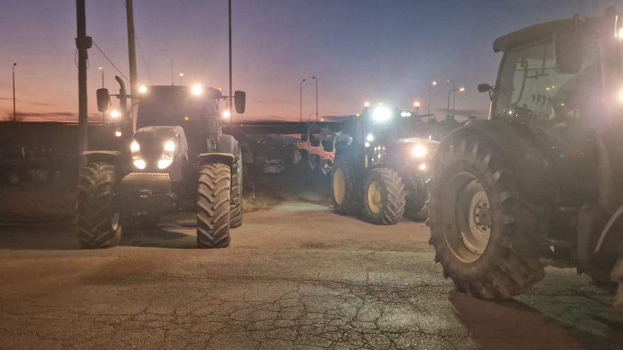 Θεσσαλονίκη: Μπλόκο της ΕΛΑΣ στους αγρότες που θέλησαν να κλείσουν την εθνική οδό με τα τρακτέρ - Βίντεο και φωτογραφίες