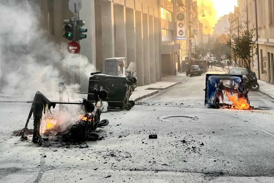 Επεισόδια από κουκουλοφόρους με μολότοφ και καμένους κάδους έξω από τη Νομική