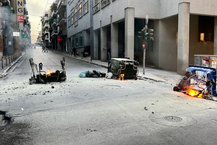 Επεισόδια από κουκουλοφόρους με μολότοφ και καμένους κάδους έξω από τη Νομική