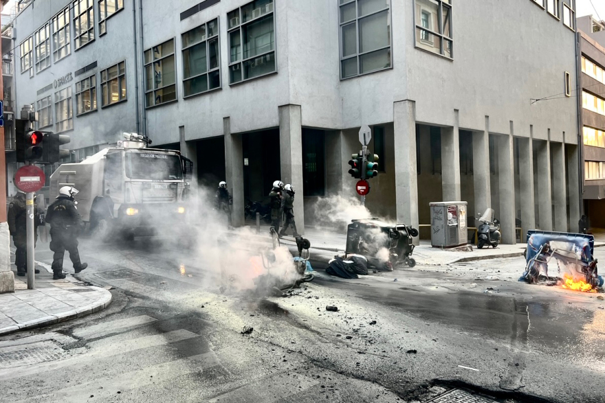 Επεισόδια από κουκουλοφόρους με μολότοφ και καμένους κάδους έξω από τη Νομική