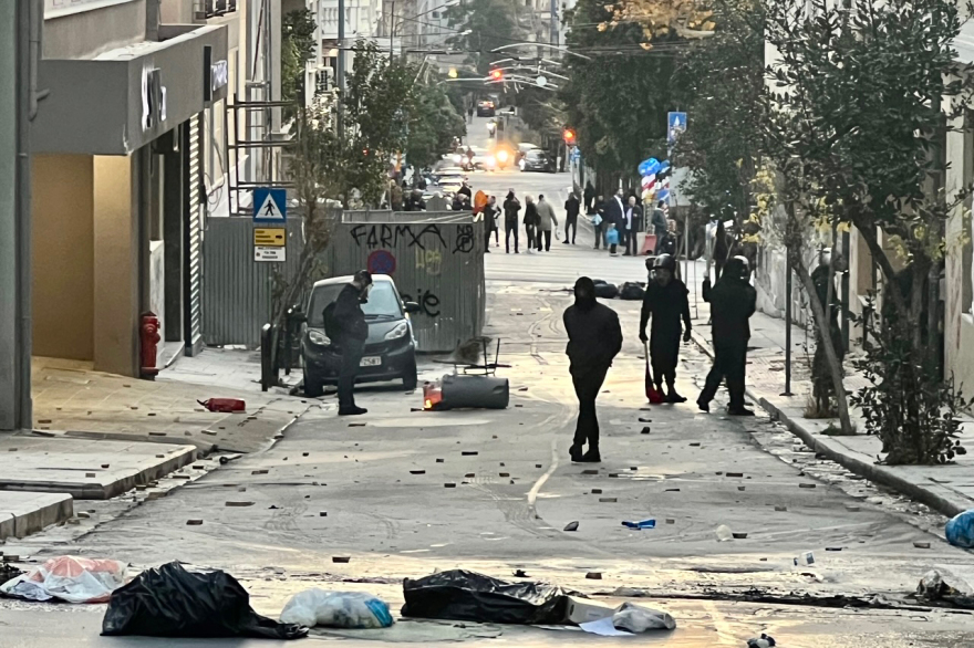 Επεισόδια από κουκουλοφόρους με μολότοφ και καμένους κάδους έξω από τη Νομική