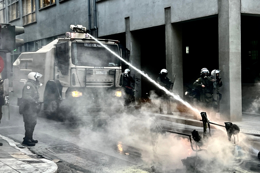 Επεισόδια από κουκουλοφόρους με μολότοφ και καμένους κάδους έξω από τη Νομική