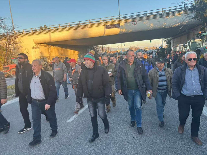 Αγρότες: Ανέβηκαν οι τόνοι στον Πλατύκαμπο - Μπλόκαραν την Εθνική Οδό Αθηνών - Θεσσαλονίκης