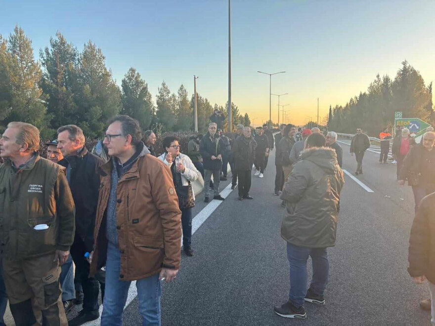 Αγρότες: Ανέβηκαν οι τόνοι στον Πλατύκαμπο - Μπλόκαραν την Εθνική Οδό Αθηνών - Θεσσαλονίκης