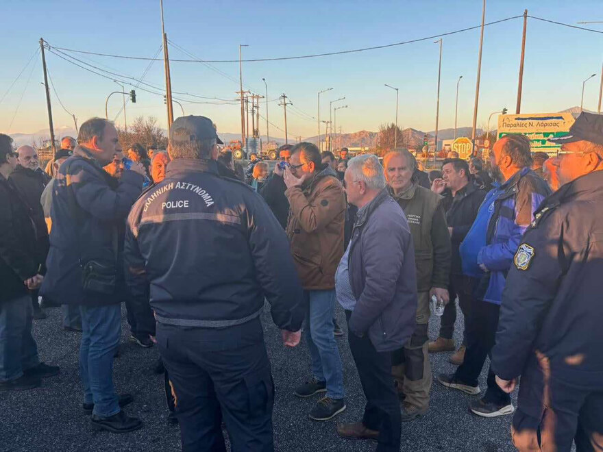 Αγρότες: Ανέβηκαν οι τόνοι στον Πλατύκαμπο - Μπλόκαραν την Εθνική Οδό Αθηνών - Θεσσαλονίκης