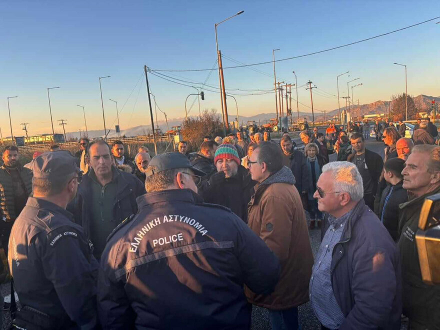 Αγρότες: Ανέβηκαν οι τόνοι στον Πλατύκαμπο - Μπλόκαραν την Εθνική Οδό Αθηνών - Θεσσαλονίκης
