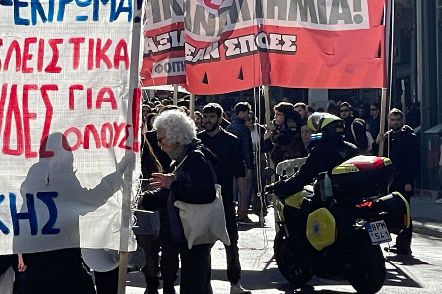 Βίντεο και φωτογραφίες από τον πρωινό εμφύλιο των φοιτητών στο πανεκπαιδευτικό με τους 8 τραυματίες