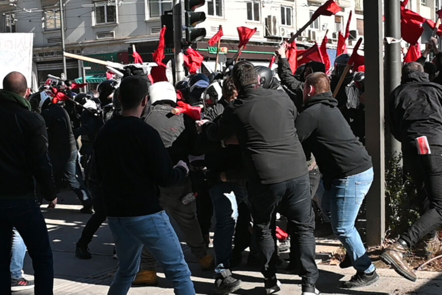 Βίντεο και φωτογραφίες από τον πρωινό εμφύλιο των φοιτητών στο πανεκπαιδευτικό με τους 8 τραυματίες