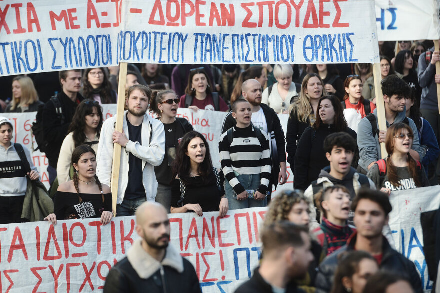 Ολοκληρώθηκε το πανεκπαιδευτικό συλλαλητήριο - Είχε προηγηθεί σύγκρουση των φοιτητών με 8 τραυματίες – Δείτε βίντεο