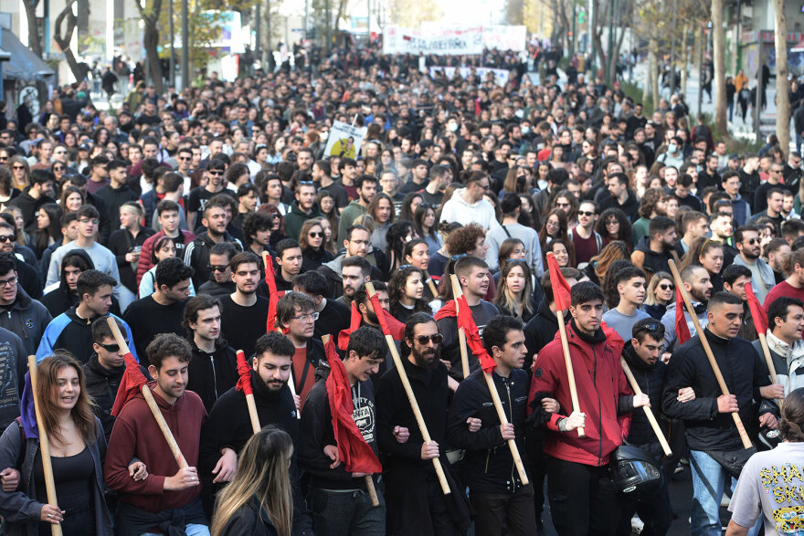 Ολοκληρώθηκε το πανεκπαιδευτικό συλλαλητήριο - Είχε προηγηθεί σύγκρουση των φοιτητών με 8 τραυματίες – Δείτε βίντεο