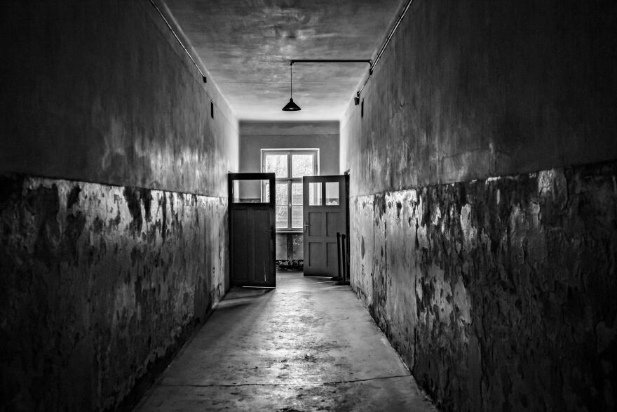 Μουσείο Μπενάκη: Η Ρενέ Ρεβάχ ακολουθεί τα βήματα των προγόνων της στο Άουσβιτς μέσα από μια έκθεση