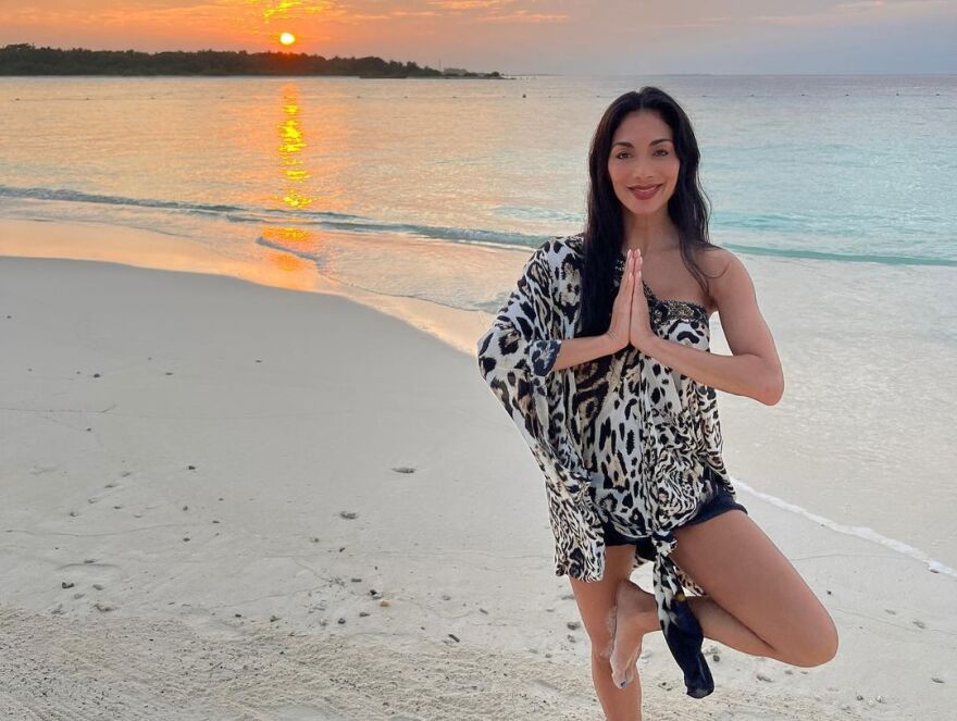 Νικόλ Σέρζινγκερ: Οι φωτογραφίες της μέσα στην πισίνα και η γιόγκα στην παραλία