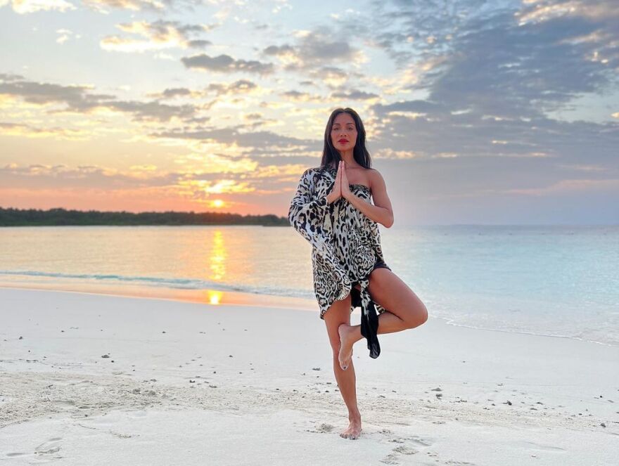 Νικόλ Σέρζινγκερ: Οι φωτογραφίες της μέσα στην πισίνα και η γιόγκα στην παραλία