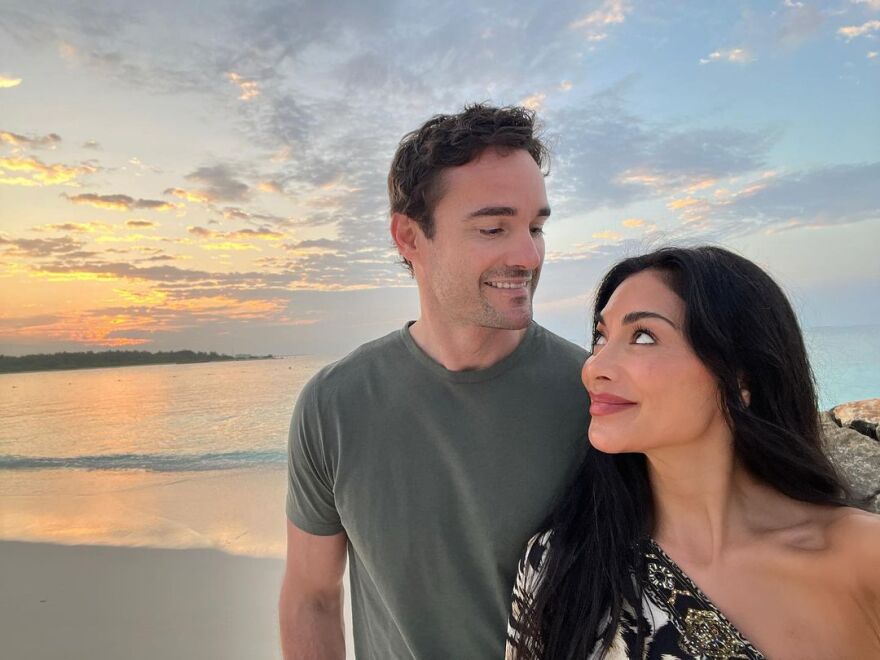 Νικόλ Σέρζινγκερ: Οι φωτογραφίες της μέσα στην πισίνα και η γιόγκα στην παραλία