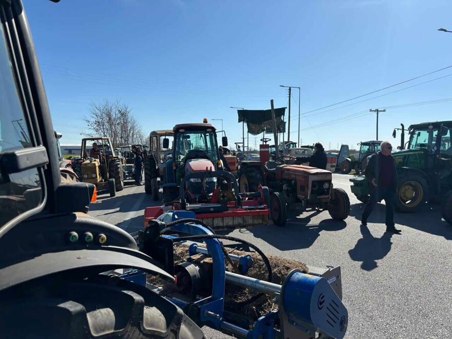 Σύσκεψη αγροτών για τη συνάντηση με Μητσοτάκη, μπλόκα στον Τύρναβο - Δείτε βίντεο και φωτογραφίες