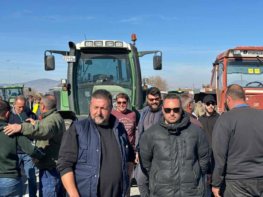 Σύσκεψη αγροτών για τη συνάντηση με Μητσοτάκη, μπλόκα στον Τύρναβο - Δείτε βίντεο και φωτογραφίες