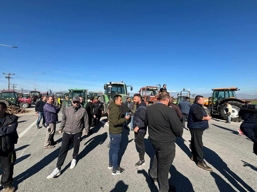Σύσκεψη αγροτών για τη συνάντηση με Μητσοτάκη, μπλόκα στον Τύρναβο - Δείτε βίντεο και φωτογραφίες