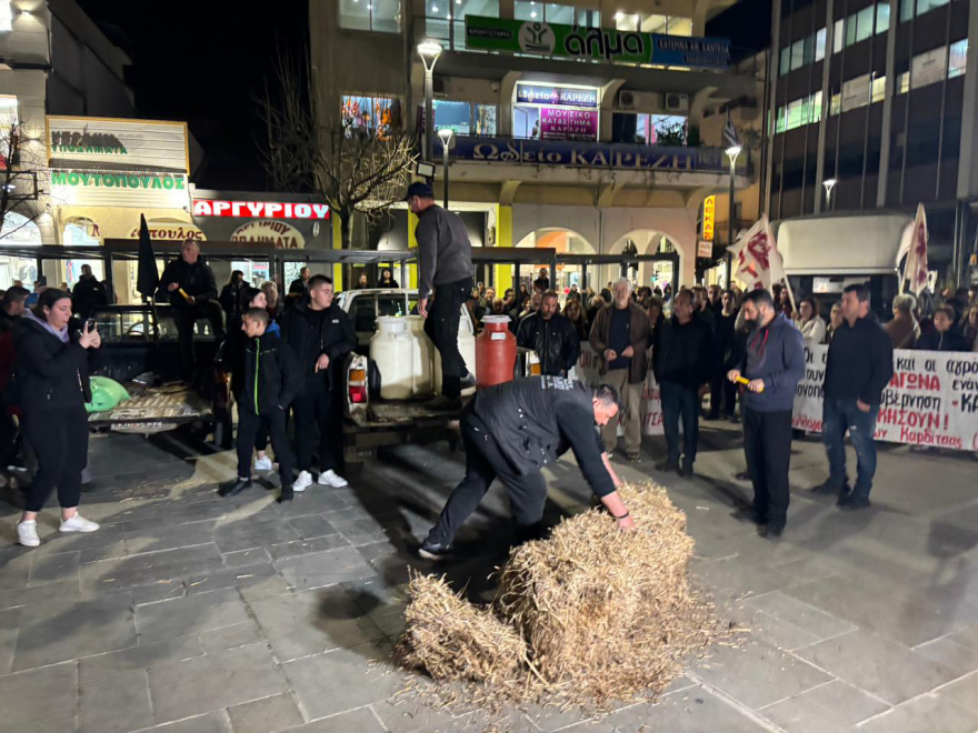 Αγρότες: Στις κεντρικές πλατείες της Λάρισας και της Καρδίτσας διανυκτέρευσαν με τα τρακτέρ τους - Δείτε βίντεο