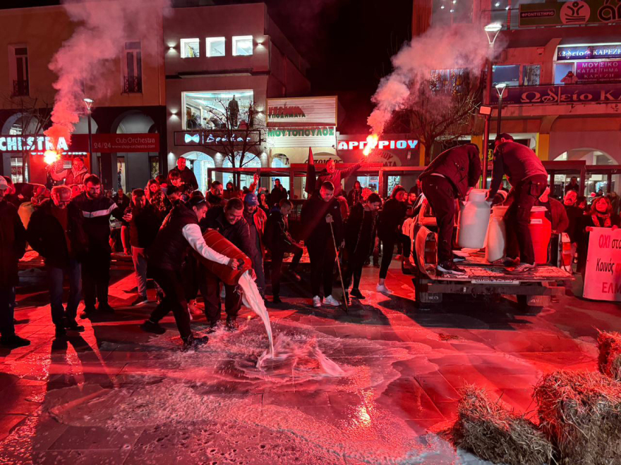 Αγρότες: Στις κεντρικές πλατείες της Λάρισας και της Καρδίτσας διανυκτέρευσαν με τα τρακτέρ τους - Δείτε βίντεο