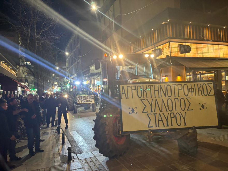 Αγρότες: Στις κεντρικές πλατείες της Λάρισας και της Καρδίτσας διανυκτέρευσαν με τα τρακτέρ τους - Δείτε βίντεο