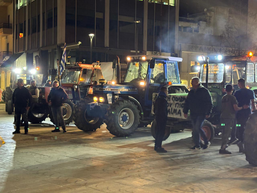 Αγρότες: Στις κεντρικές πλατείες της Λάρισας και της Καρδίτσας διανυκτέρευσαν με τα τρακτέρ τους - Δείτε βίντεο