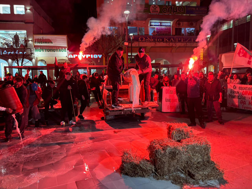 Αγρότες: Στις κεντρικές πλατείες της Λάρισας και της Καρδίτσας διανυκτέρευσαν με τα τρακτέρ τους - Δείτε βίντεο