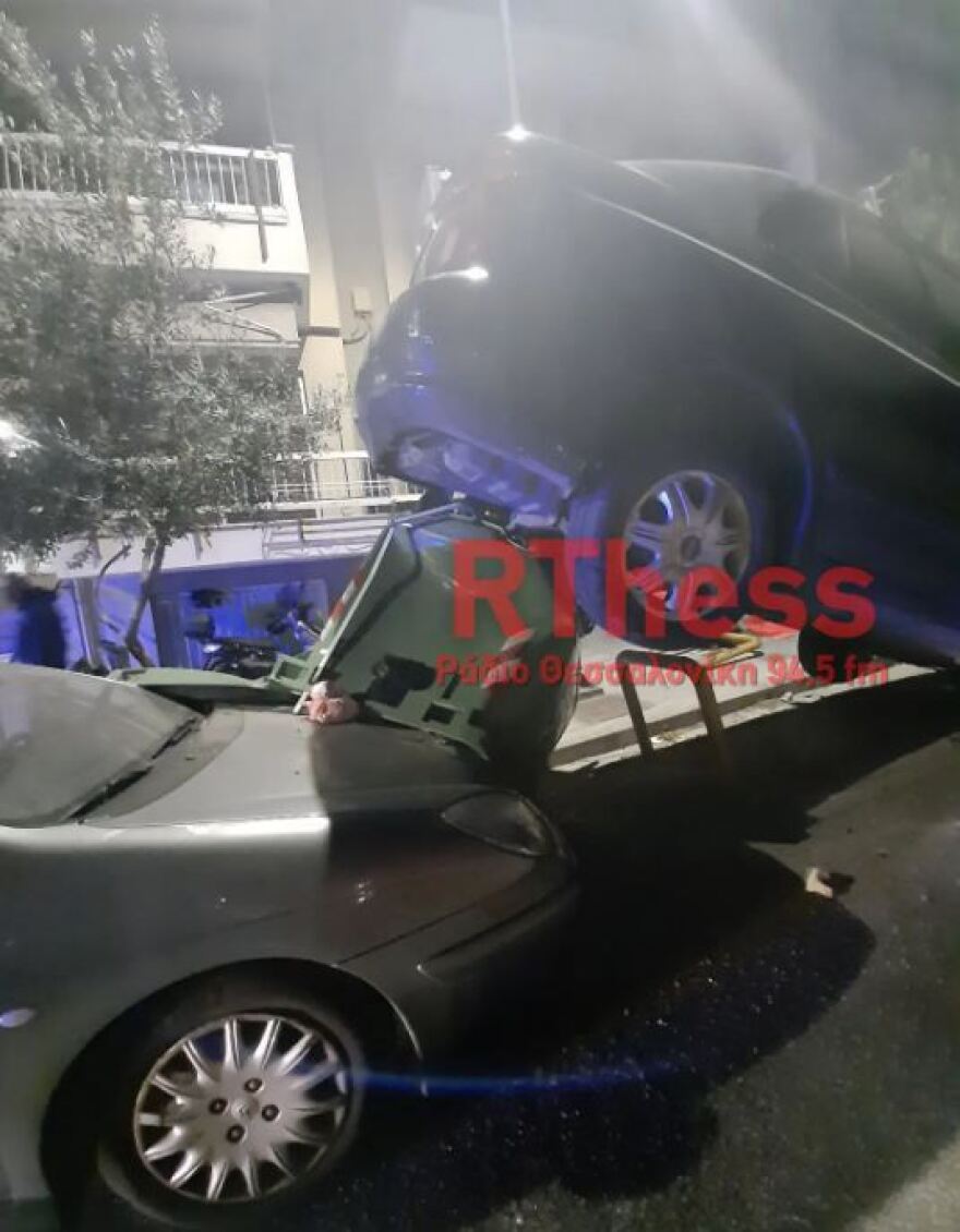 Θεσσαλονίκη: Λεωφορείο του ΟΑΣΘ έπεσε σε σταθμευμένα ΙΧ - Ζημιές σε πέντε οχήματα