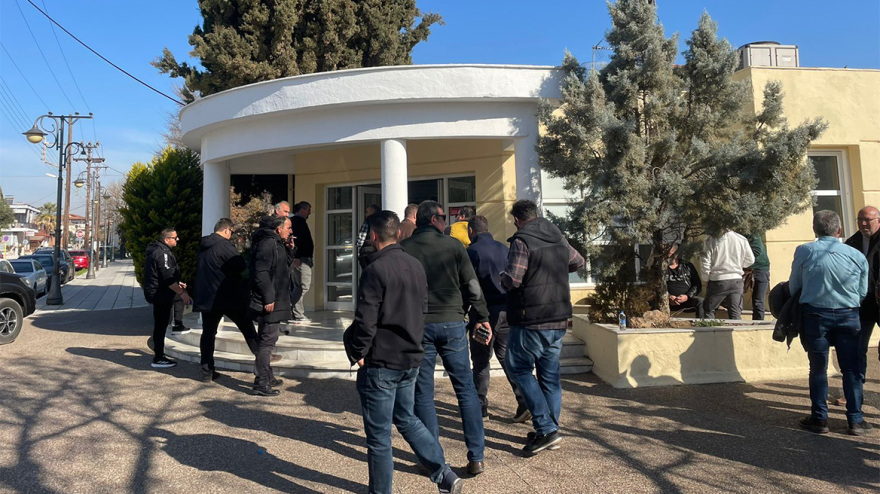 Σύσκεψη αγροτών για τη συνάντηση με Μητσοτάκη, μπλόκα στον Τύρναβο - Δείτε βίντεο και φωτογραφίες