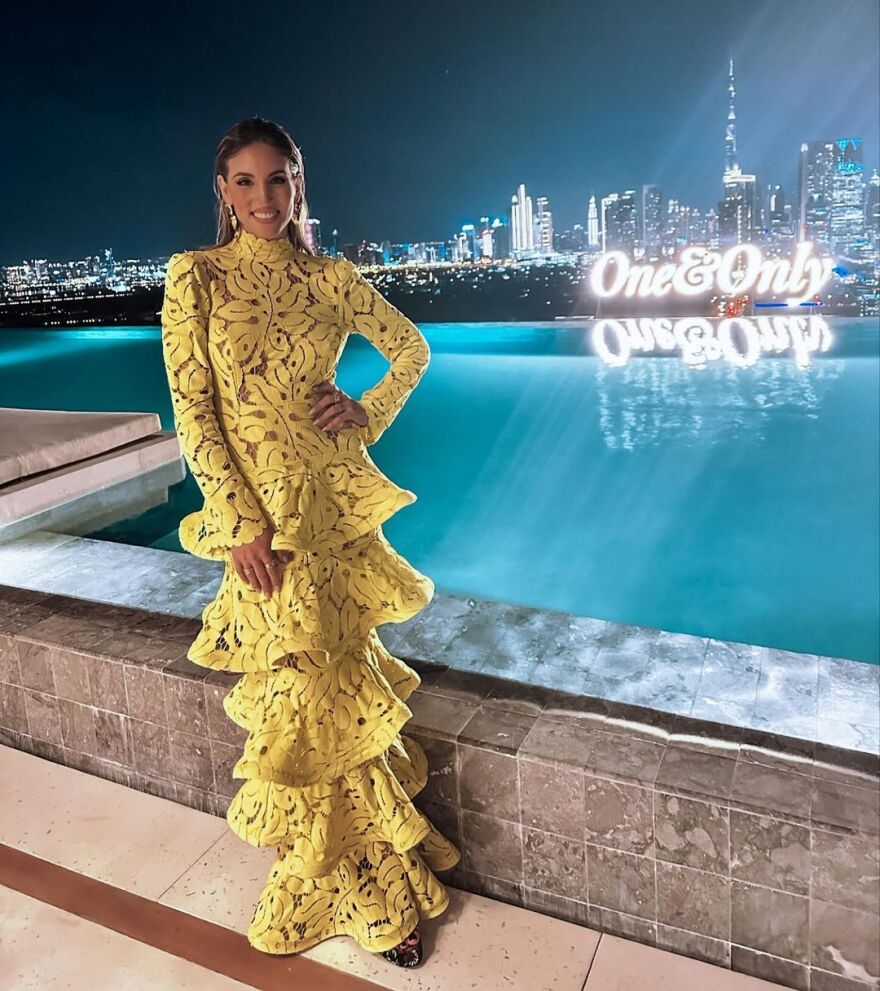 Αθηνά Οικονομάκου: Ο χορός της με κόκκινη εξώπλατη τουαλέτα στο Ντουμπάι - Δείτε βίντεο