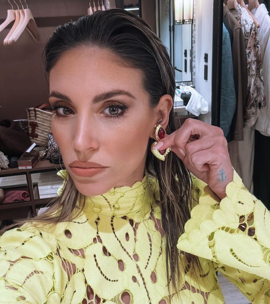 Αθηνά Οικονομάκου: Ο χορός της με κόκκινη εξώπλατη τουαλέτα στο Ντουμπάι - Δείτε βίντεο