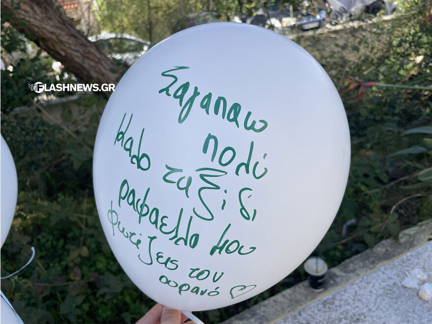 Χανιά: Ντυμένοι στα λευκά, συγγενείς και φίλοι είπαν το τελευταίο «αντίο» στη Ραφαέλα Πιτσικάλη - Φωτογραφίες