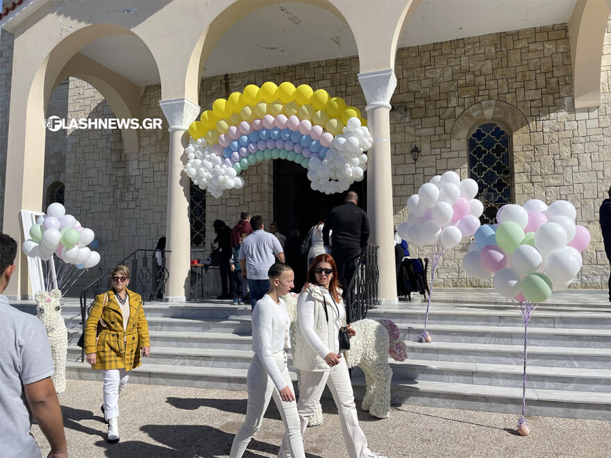 Χανιά: Ντυμένοι στα λευκά, συγγενείς και φίλοι είπαν το τελευταίο «αντίο» στη Ραφαέλα Πιτσικάλη - Φωτογραφίες