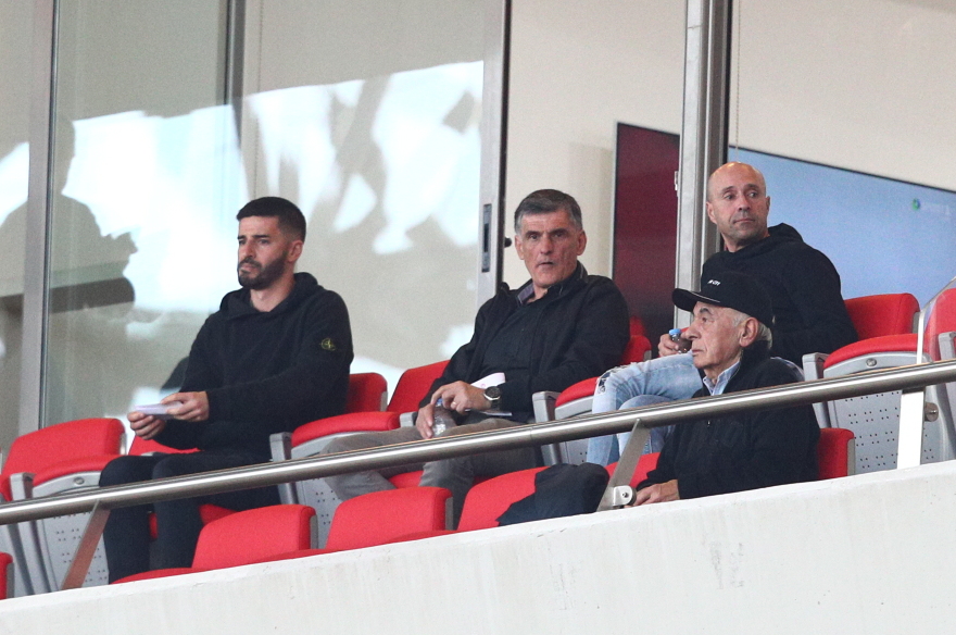 Ολυμπιακός: Στο Καραϊσκάκη για το παιχνίδι με τον ΟΦΗ ο Μεντιλίμπαρ - Φωτογραφίες 