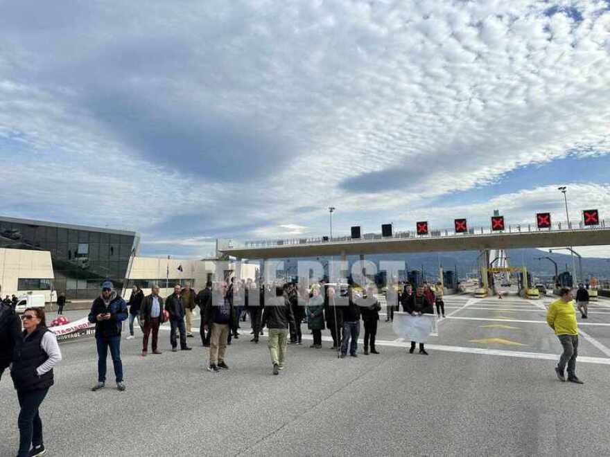 Στη γέφυρα Ρίου - Αντιρρίου οι αγρότες, άνοιξαν τα διόδια - Δείτε βίντεο και φωτογραφίες