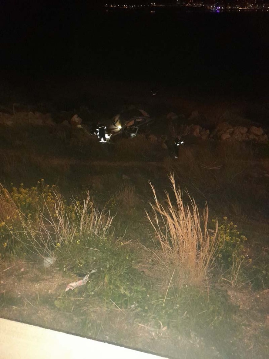 Φωτογραφίες από το τροχαίο στη Βάρκιζα: Αυτοκίνητο έπεσε σε γκρεμό, στον Ευαγγελισμό ο οδηγός