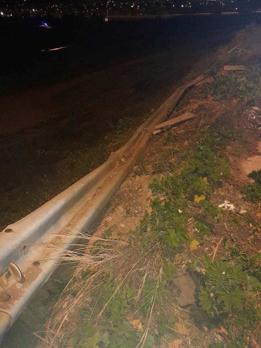 Φωτογραφίες από το τροχαίο στη Βάρκιζα: Αυτοκίνητο έπεσε σε γκρεμό, στον Ευαγγελισμό ο οδηγός