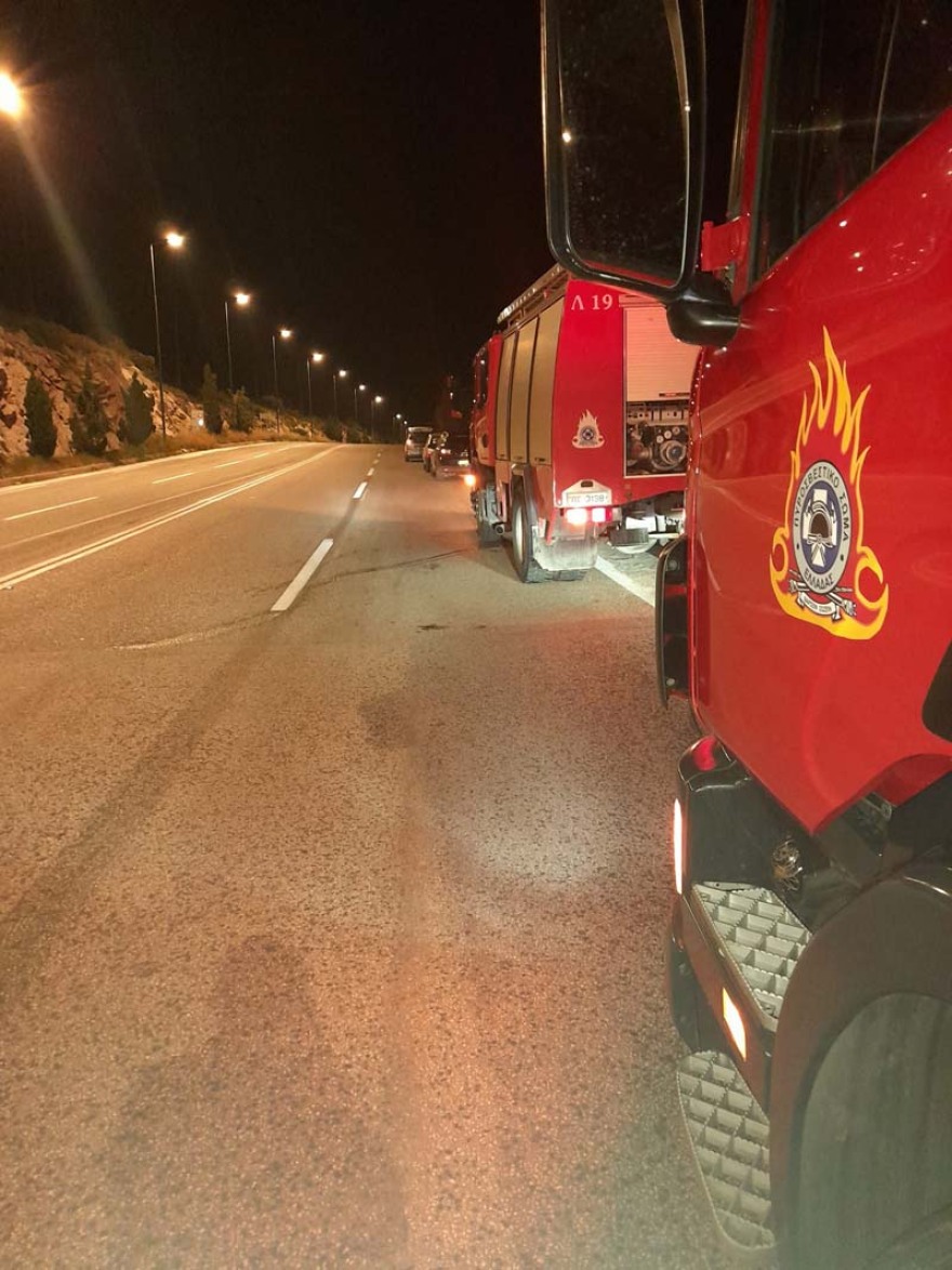 Φωτογραφίες από το τροχαίο στη Βάρκιζα: Αυτοκίνητο έπεσε σε γκρεμό, στον Ευαγγελισμό ο οδηγός