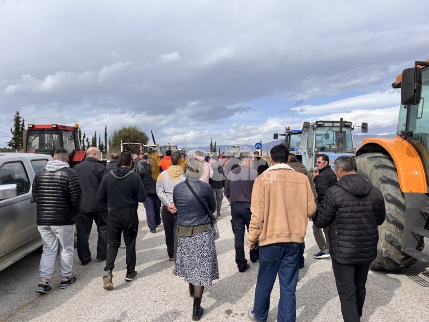 Φθιώτιδα: Οι αγρότες της Ανθήλης έκλεισαν και πάλι την εθνική οδό - Έβγαλαν ψησταριές μέσα στον αυτοκινητόδρομο