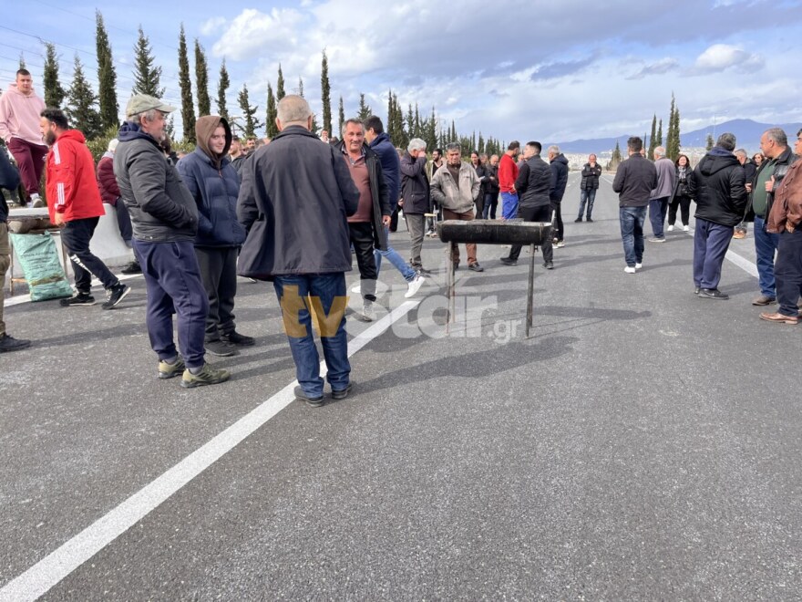 Φθιώτιδα: Οι αγρότες της Ανθήλης έκλεισαν και πάλι την εθνική οδό - Έβγαλαν ψησταριές μέσα στον αυτοκινητόδρομο