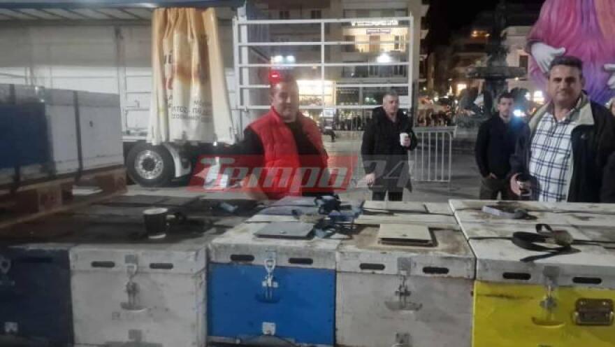 Συμβολική διαμαρτυρία από μελισσοκόμους στην Πάτρα: Έστησαν κυψέλες στην πλατεία Γεωργίου - Δείτε φωτογραφίες