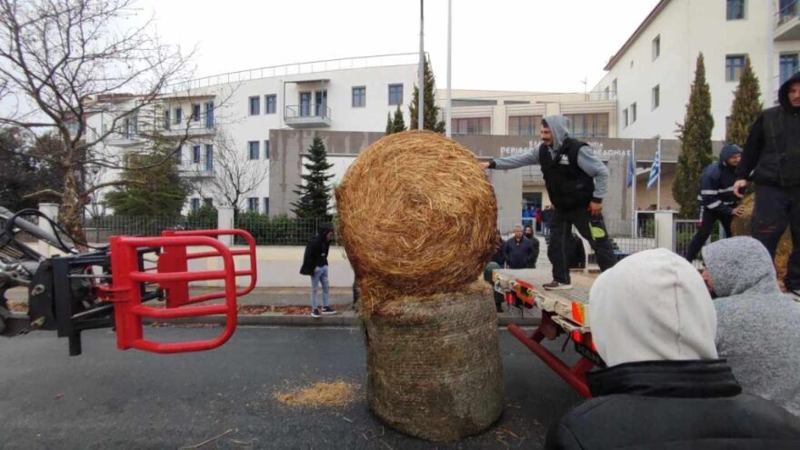 Αγρότες πέταξαν άχυρα και κοπριά έξω από το κτήριο της Περιφέρειας Δυτικής Μακεδονίας - Δείτε βίντεο