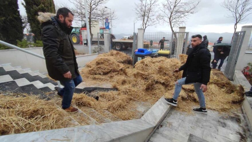 Αγρότες πέταξαν άχυρα και κοπριά έξω από το κτήριο της Περιφέρειας Δυτικής Μακεδονίας - Δείτε βίντεο