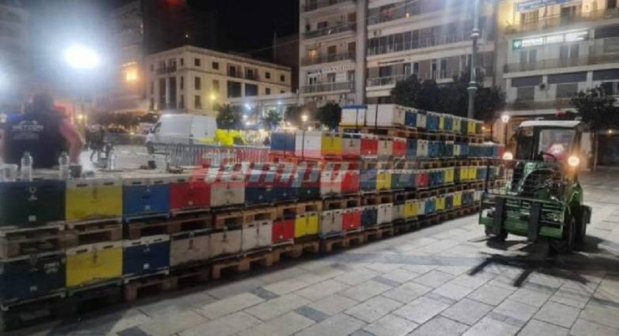 Συμβολική διαμαρτυρία από μελισσοκόμους στην Πάτρα: Έστησαν κυψέλες στην πλατεία Γεωργίου - Δείτε φωτογραφίες