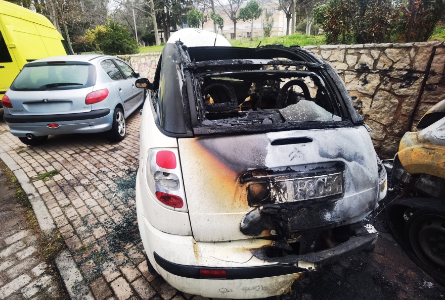 Ζωγράφου: Νεαροί έκαψαν αυτοκίνητα στην Πανεπιστημιούπολη - Δείτε φωτογραφίες