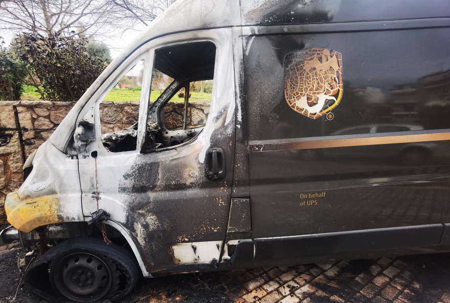 Ζωγράφου: Νεαροί έκαψαν αυτοκίνητα στην Πανεπιστημιούπολη - Δείτε φωτογραφίες