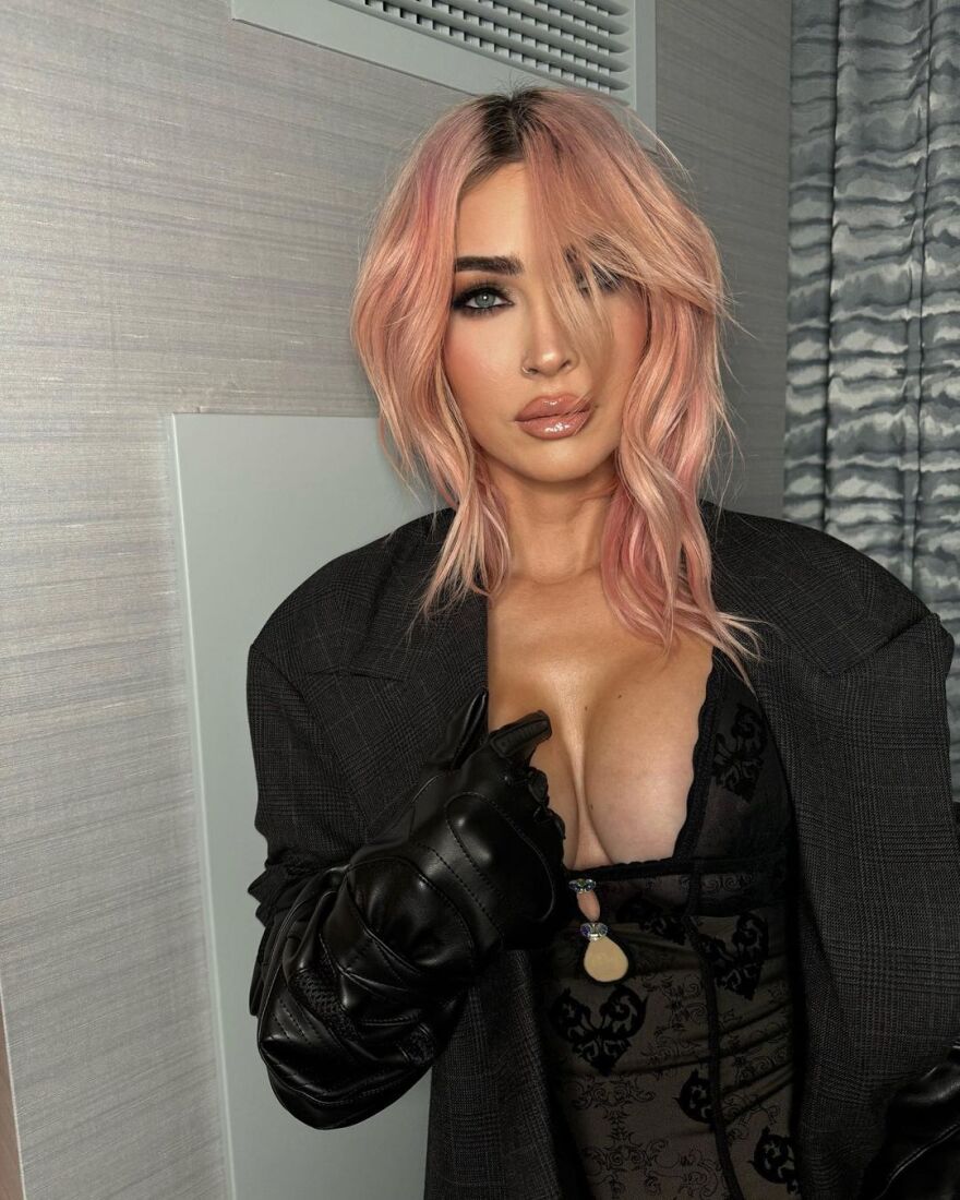 Μέγκαν Φοξ: Οι σέξι φωτογραφίες της με ροζ μαλλιά στο Instagram