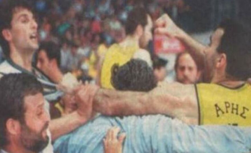 Οι οπαδοί του Άρη σήκωσαν πανό με τις γροθιές του Γκάλη με τον Πρέλεβιτς: «Εδώ είναι Παλέ» - Βίντεο 