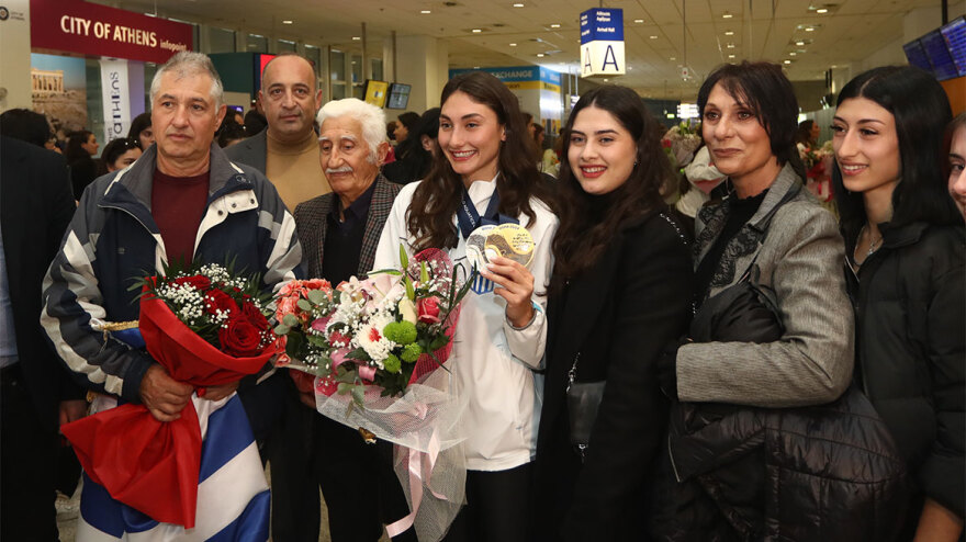 Επέστρεψε στην Αθήνα με τα δύο μετάλλια στο στήθος η Πλατανιώτη - Βίντεο και φωτογραφίες
