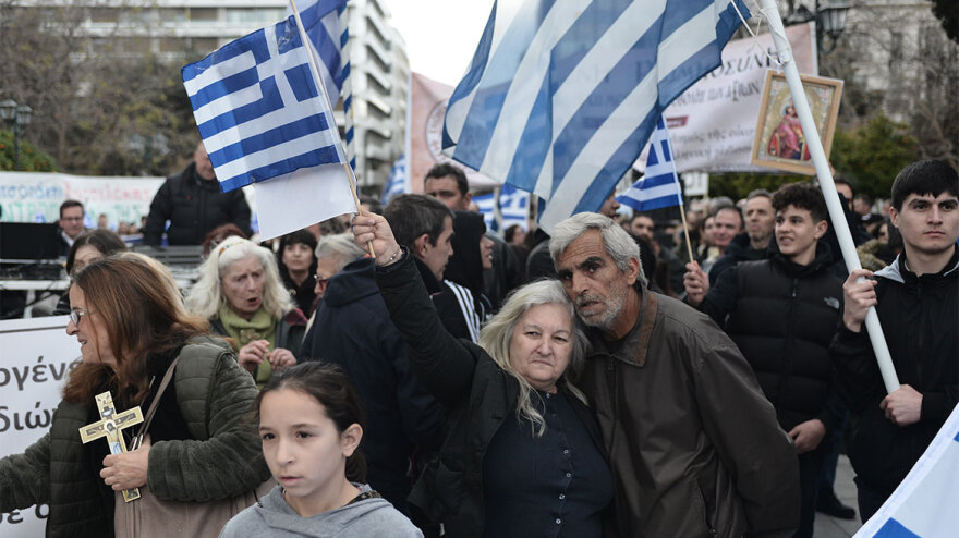 Συλλαλητήριο στο Σύνταγμα κατά της τεκνοθεσίας από ομόφυλα ζευγάρια - Βίντεο και φωτογραφίες