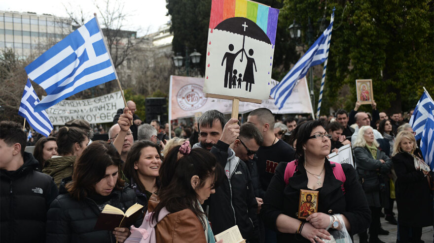Συλλαλητήριο στο Σύνταγμα κατά της τεκνοθεσίας από ομόφυλα ζευγάρια - Βίντεο και φωτογραφίες